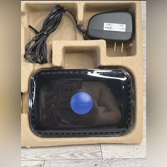 NETGEAR N600 DUAL BAND WI-FI ROUTER MODEL WNDR3400 - Picture 8 of 12